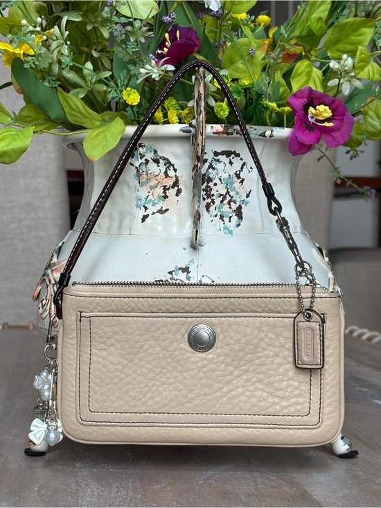 Coach Handbags - 🤎⭐️COACH Chelsea Large Leather Wristlet⭐️🤎